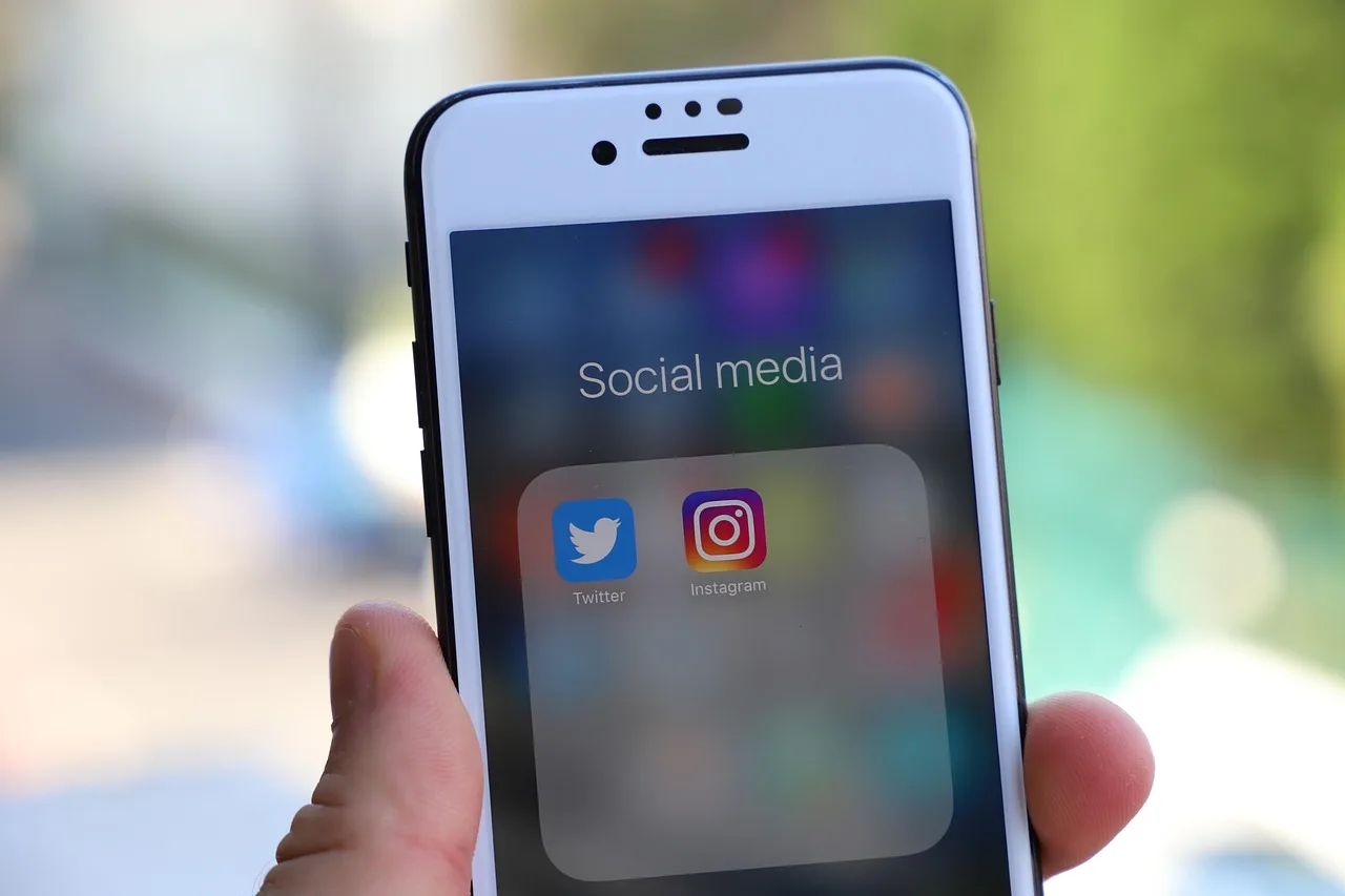 iphone, smartphone, social media, phone, mobile phone, icon, display, app, social networks, internet, social, facebook, instagram, twitter, instagram, twitter, twitter, twitter, twitter, twitter. How startups can build social media marketing benchmarks from their own data