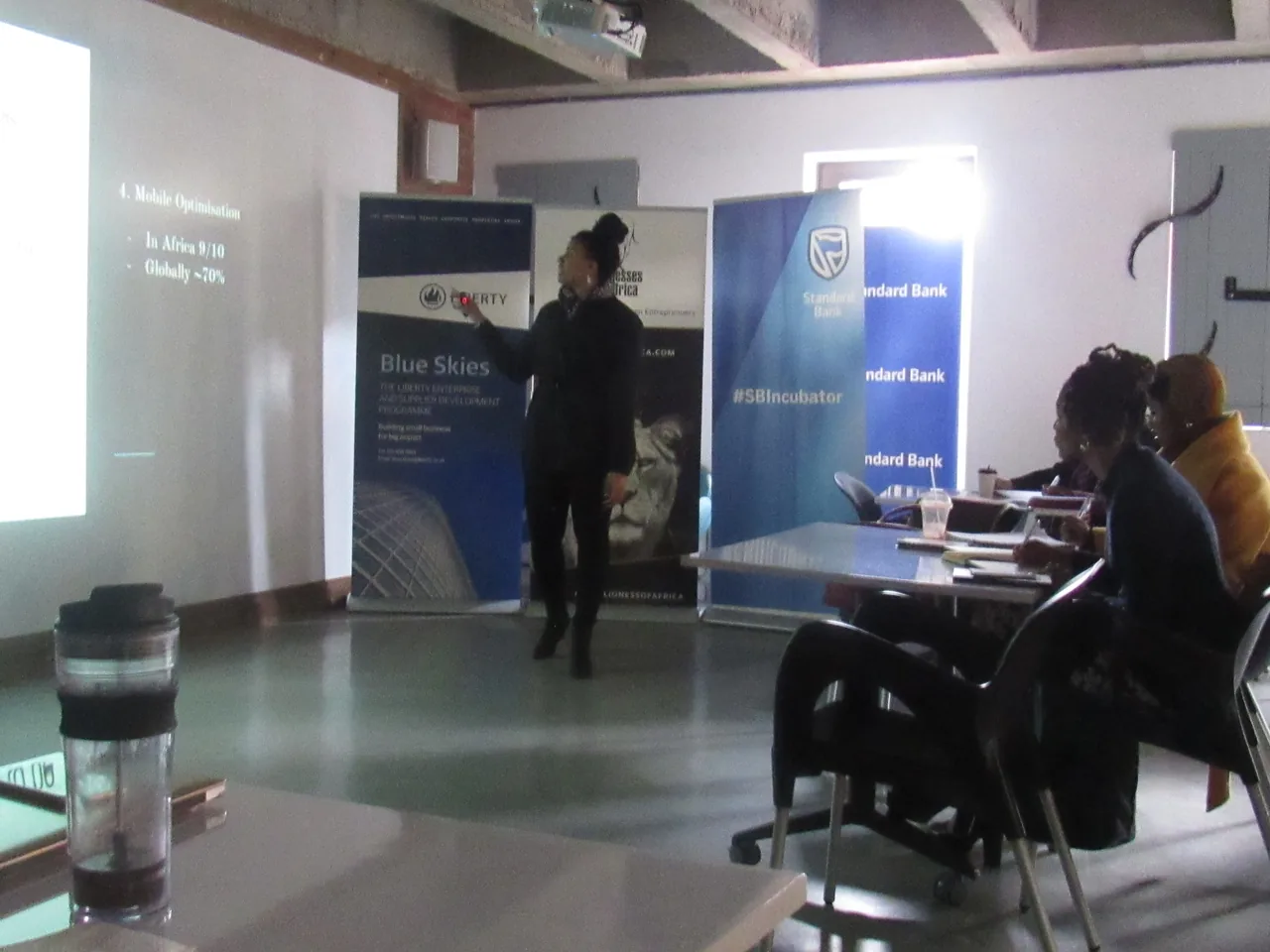 A presenter leads an SEO and content-development workshop for entrepreneurs.
